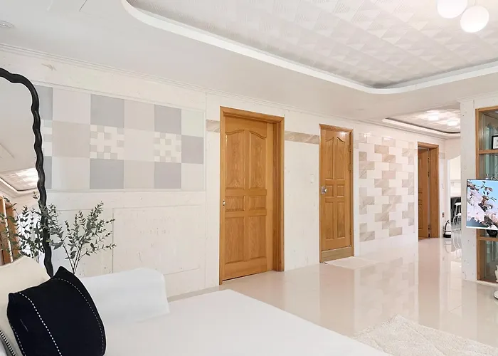 Extra Large, 4 Minutes To Unju Station, 9 Minutes To Yeoksam Station, Gangnam, Seolleung, Coex, Apgujeong, Cheongdam, 1 Minute To Convenience Store, Parking, Luggage Storage, Pickup