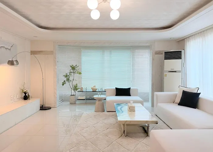 Extra Large, 4 Minutes To Unju Station, 9 Minutes To Yeoksam Station, Gangnam, Seolleung, Coex, Apgujeong, Cheongdam, 1 Minute To Convenience Store, Parking, Luggage Storage, Pickup