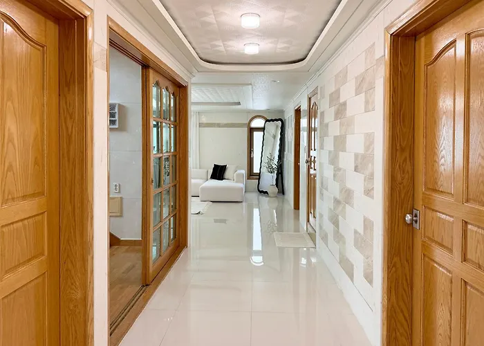 Extra Large, 4 Minutes To Unju Station, 9 Minutes To Yeoksam Station, Gangnam, Seolleung, Coex, Apgujeong, Cheongdam, 1 Minute To Convenience Store, Parking, Luggage Storage, Pickup